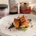 salmone marinato con aceto di arance rosse e miele di melata su pak choi con topping di alghe e barbabietola