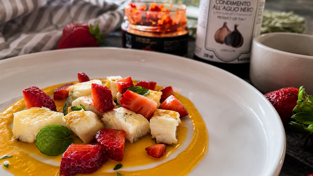 Insalata Light Gourmet con halloumi grigliato, crema di mango al peperoncino, fragole fresche e condimento all’aglio nero Umami