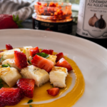 Insalata Light Gourmet con halloumi grigliato, crema di mango al peperoncino, fragole fresche e condimento all’aglio nero Umami