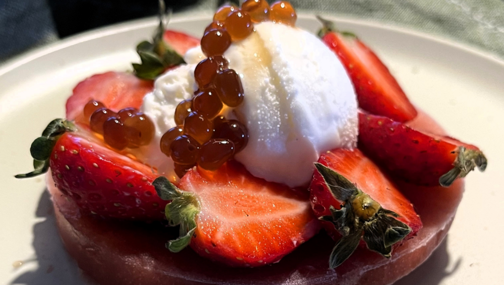 Dessert gourmet con gel ottenuto dagli scarti delle fragole aromatizzati al Limone nero, gelato fiordilatte, fragole fresche e perle di aceto balsamico di abete dei Pirenei
