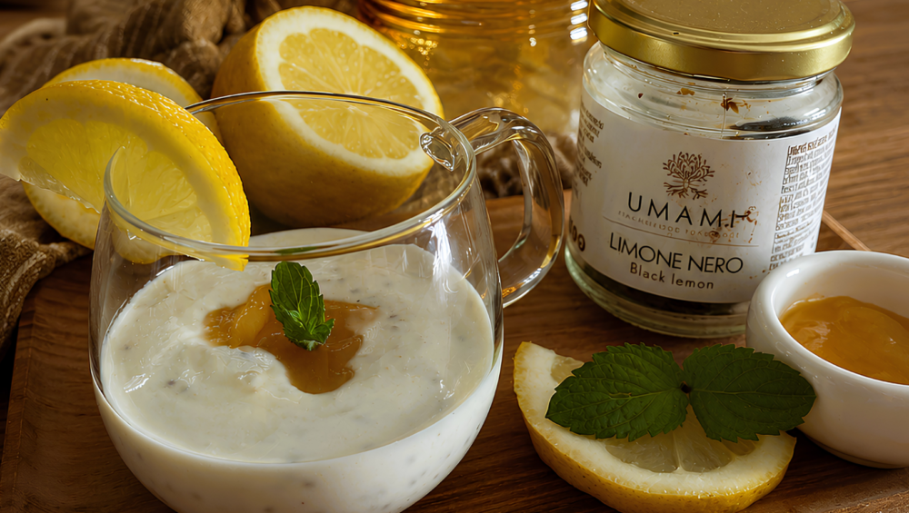 Lemon Chia Pudding cremoso con Limone Nero Umami, yogurt greco, semi di chia e limone fresco
