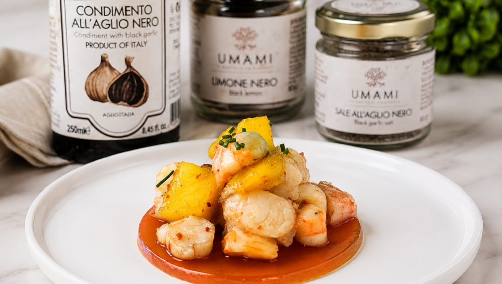Mazzancolle e mango su gel di fragola al Limone Nero con prodotti Umami all’aglio nero sullo sfondo