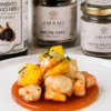 Mazzancolle e mango su gel di fragola al Limone Nero con prodotti Umami all’aglio nero sullo sfondo