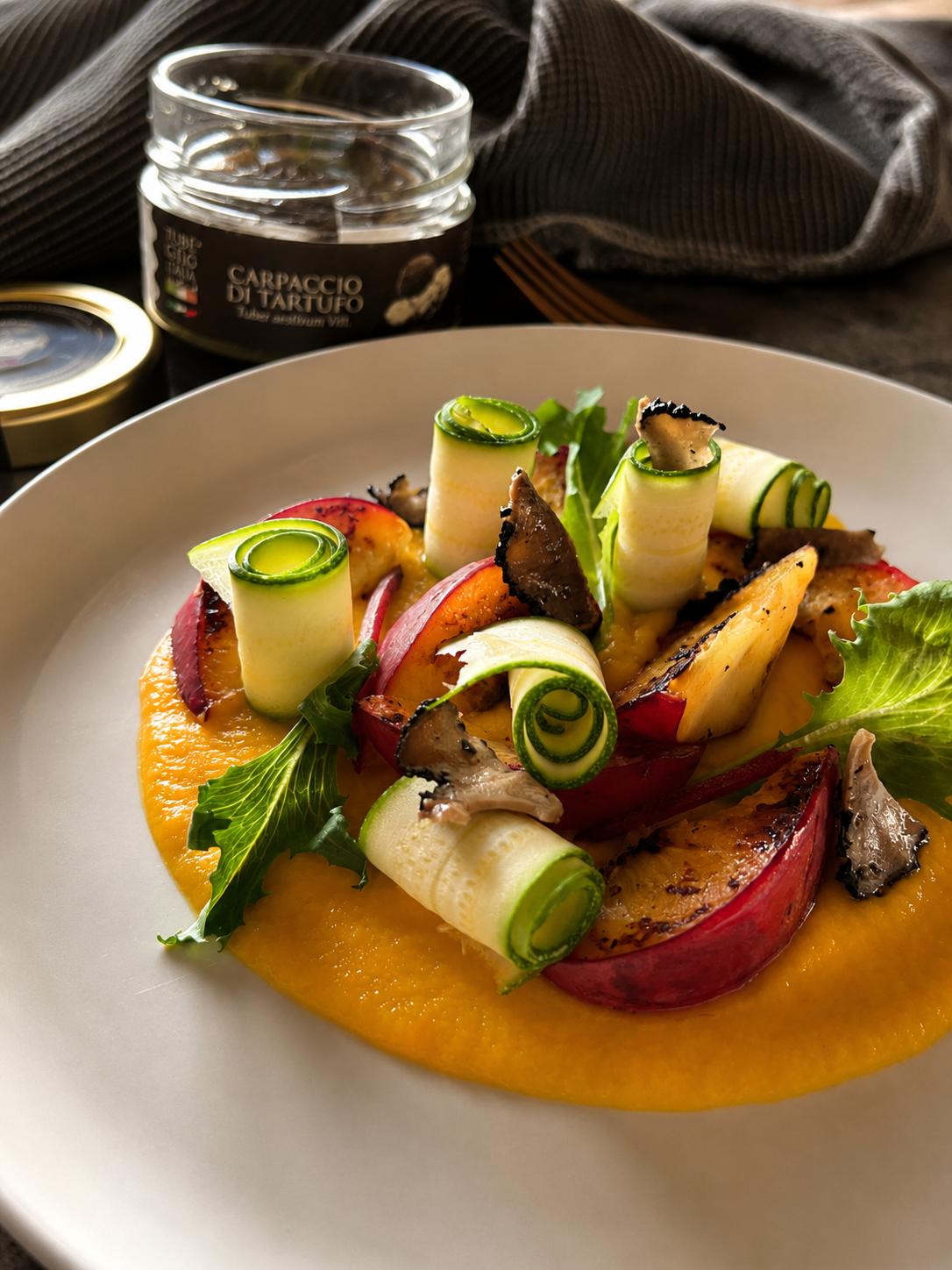 Carpaccio di Tartufo utilizzato in una preparazione gourmet con verdure e frutta grigliata