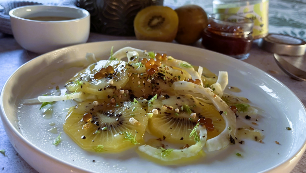 Insalata di finocchi e kiwi con topping croccante alle alghe e wasabi e Perle al Balsamico di Abete
