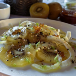 Insalata di finocchi e kiwi con topping croccante alle alghe e wasabi e Perle al Balsamico di Abete