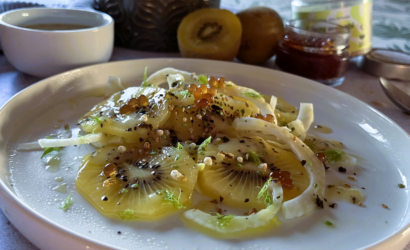 Insalata di finocchi e kiwi con topping croccante alle alghe e wasabi e Perle al Balsamico di Abete