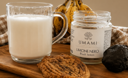 Latte di mandorla homemade con biscottini di banana e mandorla al Limone Nero Umami per una colazione Light Gourmet