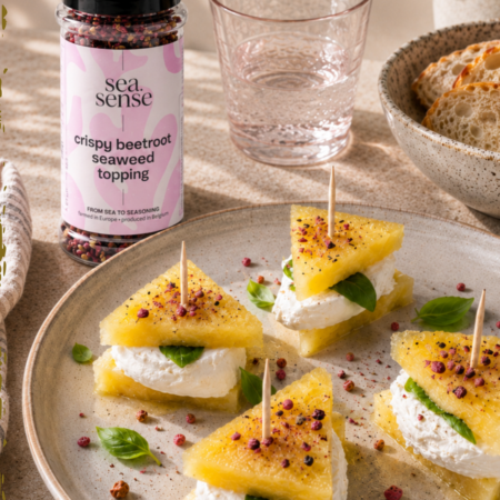 Topping Barbabietola Sea.Sense su finger food di anguria gialla, mozzarella e basilico