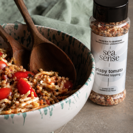 Topping Pomodoro Sea.Sense servito su pasta al pesto trapanese con pomodorini