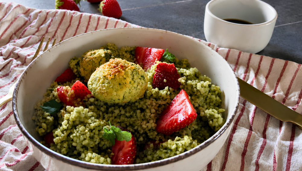 Cous cous alla menta e fragole con falafel di zucchine e Condimento all'Aglio Nero Umami servito a parte