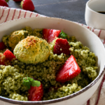 Cous cous alla menta e fragole con falafel di zucchine e Condimento all'Aglio Nero Umami servito a parte