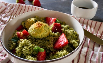 Cous cous alla menta e fragole con falafel di zucchine e Condimento all'Aglio Nero Umami servito a parte