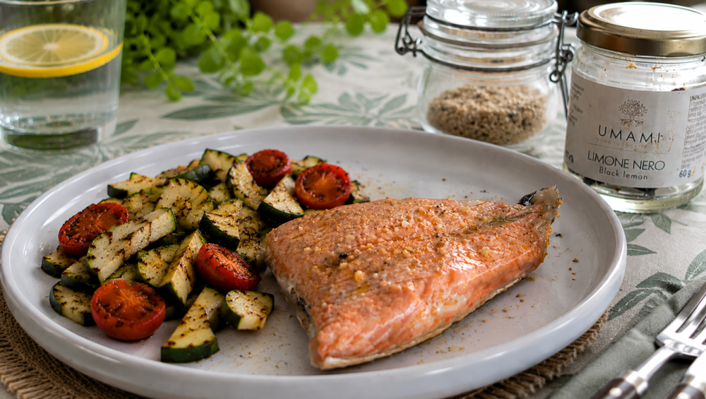 Salmone al limone con zucchine e pomodorini preparato con sale al limone e Limone Nero Umami