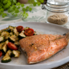 Salmone al limone con zucchine e pomodorini preparato con sale al limone e Limone Nero Umami