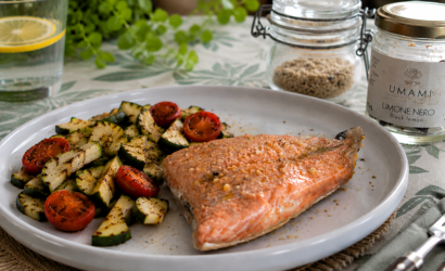 Salmone al limone con zucchine e pomodorini preparato con sale al limone e Limone Nero Umami