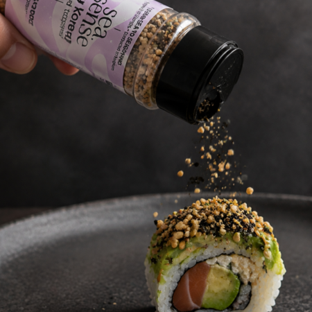 Topping Kimchi Sea.Sense aggiunto su un uramaki con salmone e avocado