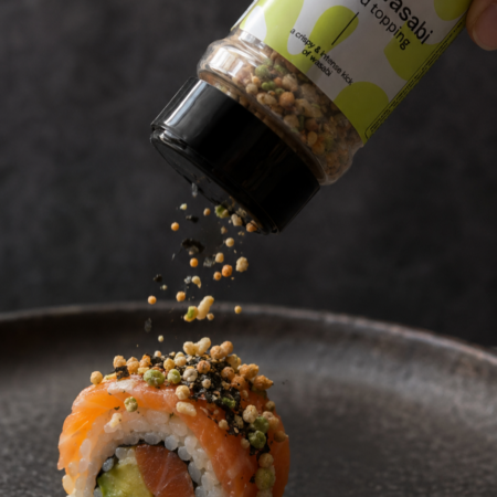 Topping Wasabi Sea.Sense aggiunto su un uramaki con salmone e avocado