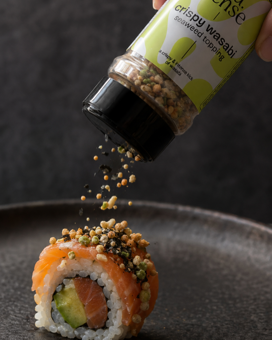 Topping Wasabi Sea.Sense aggiunto su un uramaki con salmone e avocado