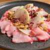 Carpaccio di spada e pere con marinatura alla barbabietola, noci e topping alle alghe e barbabietola