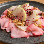 Carpaccio di spada e pere con marinatura alla barbabietola, noci e topping alle alghe e barbabietola