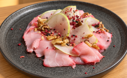 Carpaccio di spada e pere con marinatura alla barbabietola, noci e topping alle alghe e barbabietola