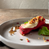 Piatto di anguria scottata con scamorza affumicata filante e guarnizione croccante