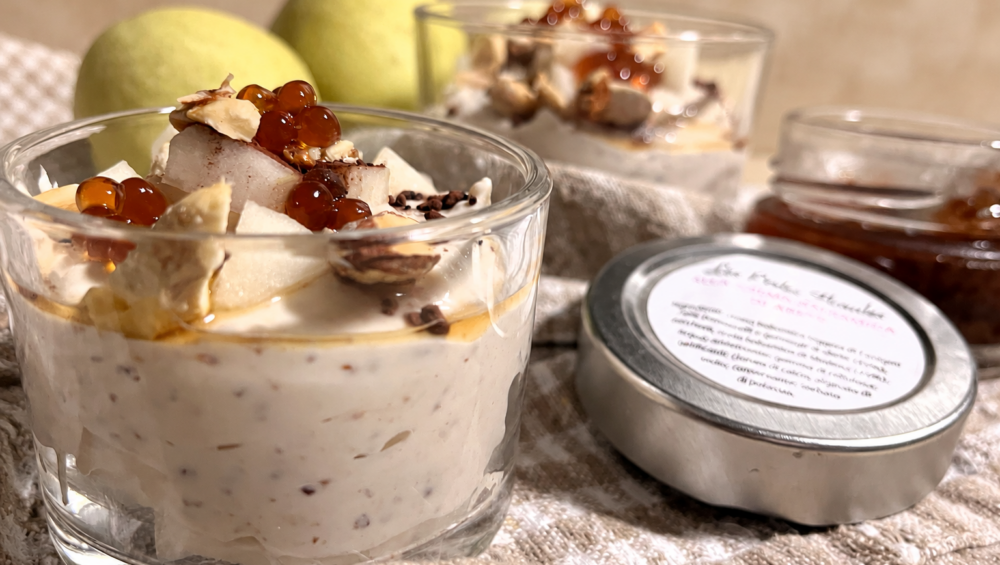 Pudding con yogurt greco e pere con Perles Florales all’aceto balsamico di abete
