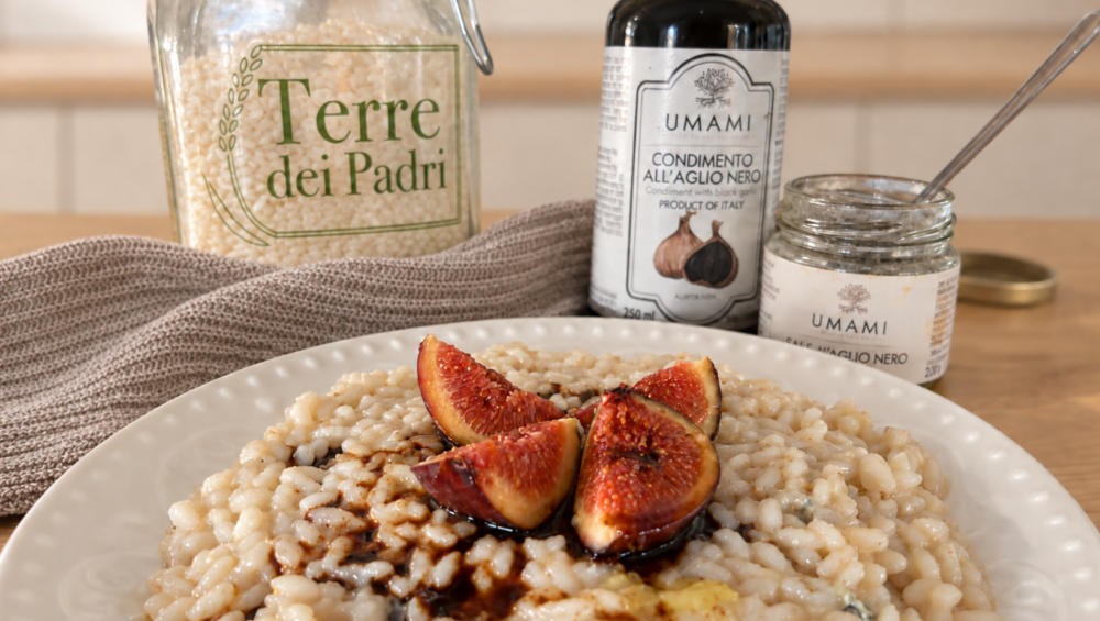Risotto fichi e zola preparato con Riso Carnaroli Terre dei Padri e completato con Condimento all’Aglio Nero.