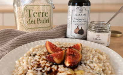 Risotto fichi e zola preparato con Riso Carnaroli Terre dei Padri e completato con Condimento all’Aglio Nero.