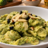 Orecchiette ai broccoli con pesto cremoso di broccoli, mandorle e basilico, completate con pezzetti di Cipolla Nera UMAMI.